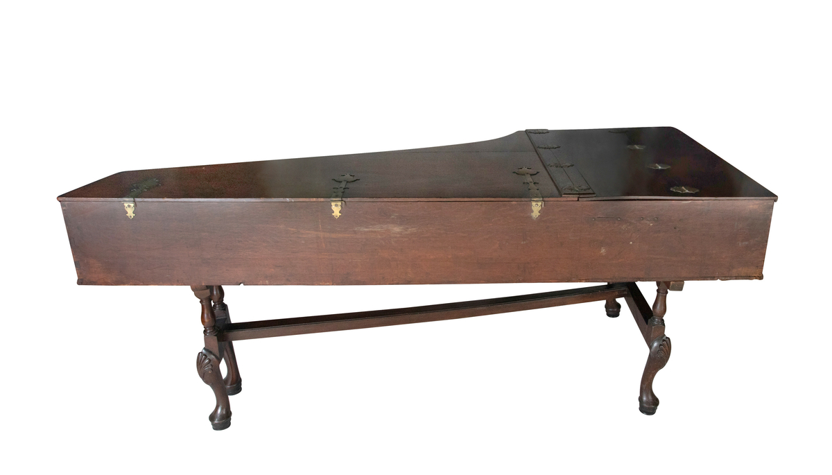Omfang: FF - f''' (5 oktaver) x 2
Register: nedre manual med 2 x 8’ + 4’ ; øvre med: 8’ + 8’ og luttregister (knipser strengen nært inntil stemmestokken).
Finert i mahogni med intarsia-arbeider,

Med to manualer var det mulig å variere klangen og uttrykke barokkens streben etter kontraster – sterkt mot svakt.