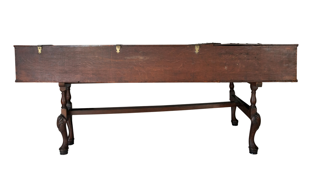 Omfang: FF - f''' (5 oktaver) x 2
Register: nedre manual med 2 x 8’ + 4’ ; øvre med: 8’ + 8’ og luttregister (knipser strengen nært inntil stemmestokken).
Finert i mahogni med intarsia-arbeider,

Med to manualer var det mulig å variere klangen og uttrykke barokkens streben etter kontraster – sterkt mot svakt.