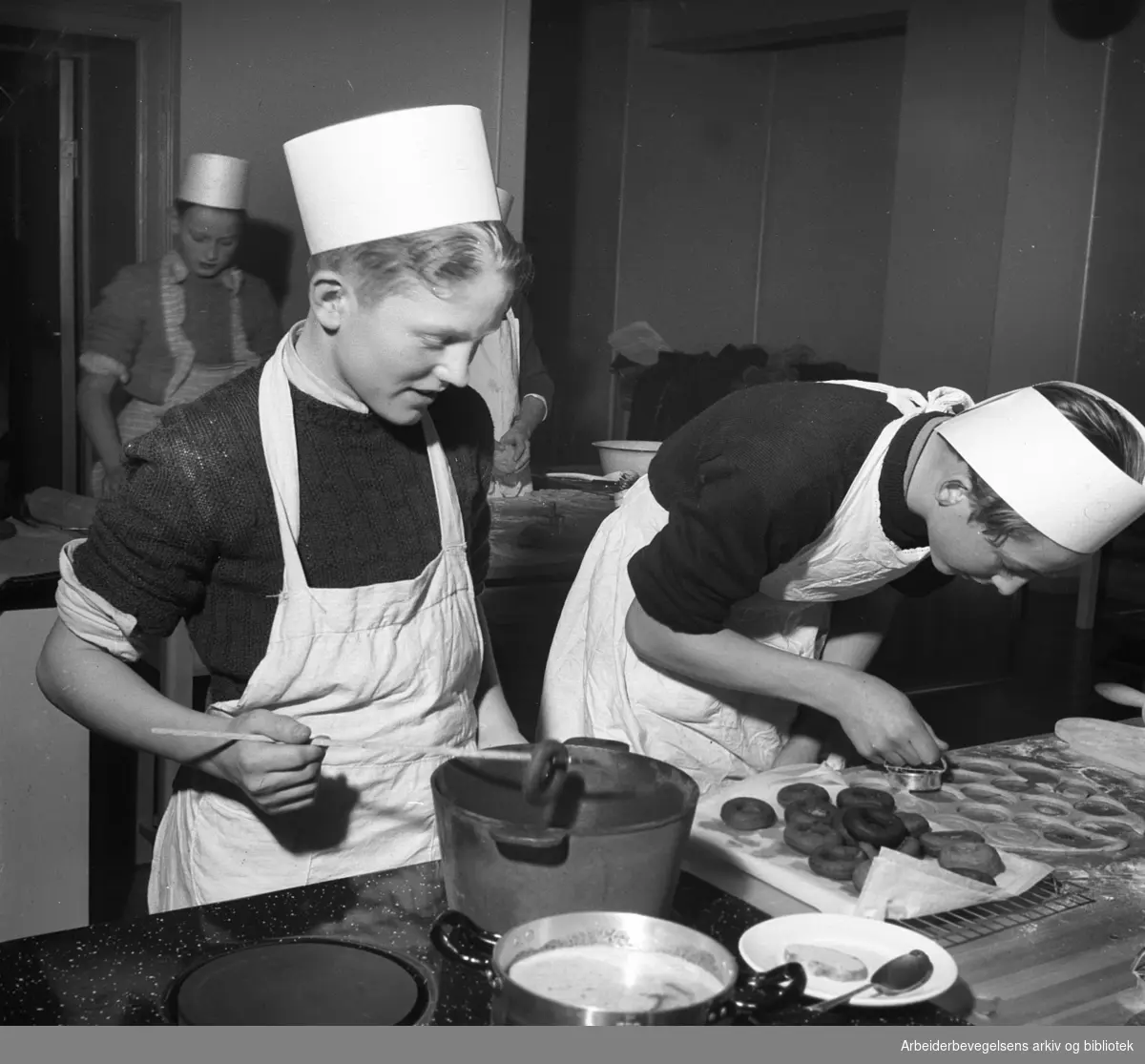 7. klasse gutter på Sofienberg skole baker julekaker. Desember 1948..