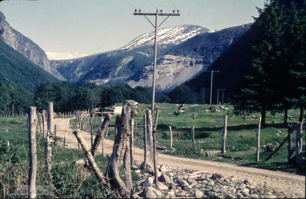 Frå Setra (Høvelreitan) mot Finnsetlia, Eikesdalen, med Brønnhøa i bakgrunnen. Vegen opp Finnsetlia vart bygd 1960-62 som ein kompensasjonsveg mellom Aursjøen og Finnset på grunn av all kraftutbygging i området i år 1945-1962. Den siste overføringa vatn frå Eikesdalen til Sunndalen vart gjennomført med det såkalla «Takrenneprosjektet».