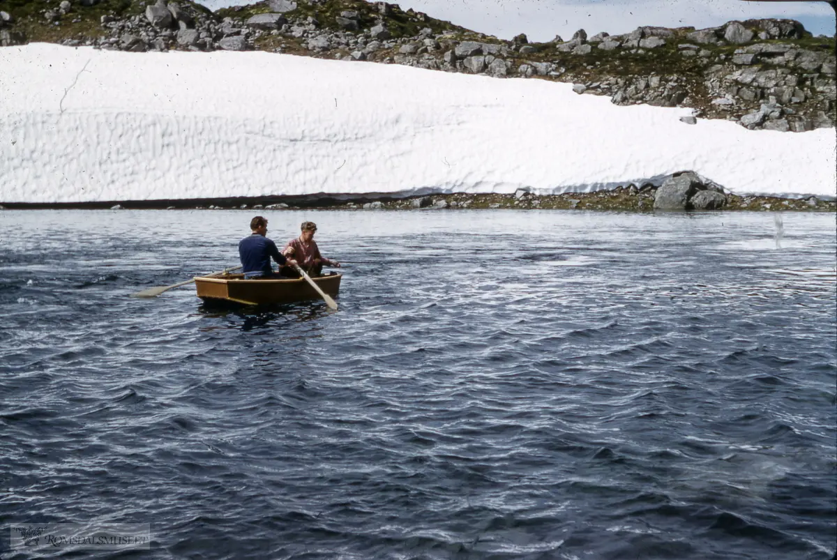 Fiske i båt på Fossafjelltjønna, Sandgrovskaret, Eikesdalen. .Båten vart vinterlagra ved hytta «Bergtun» som Halvor Reitan bygde ved Geitsida 1953.