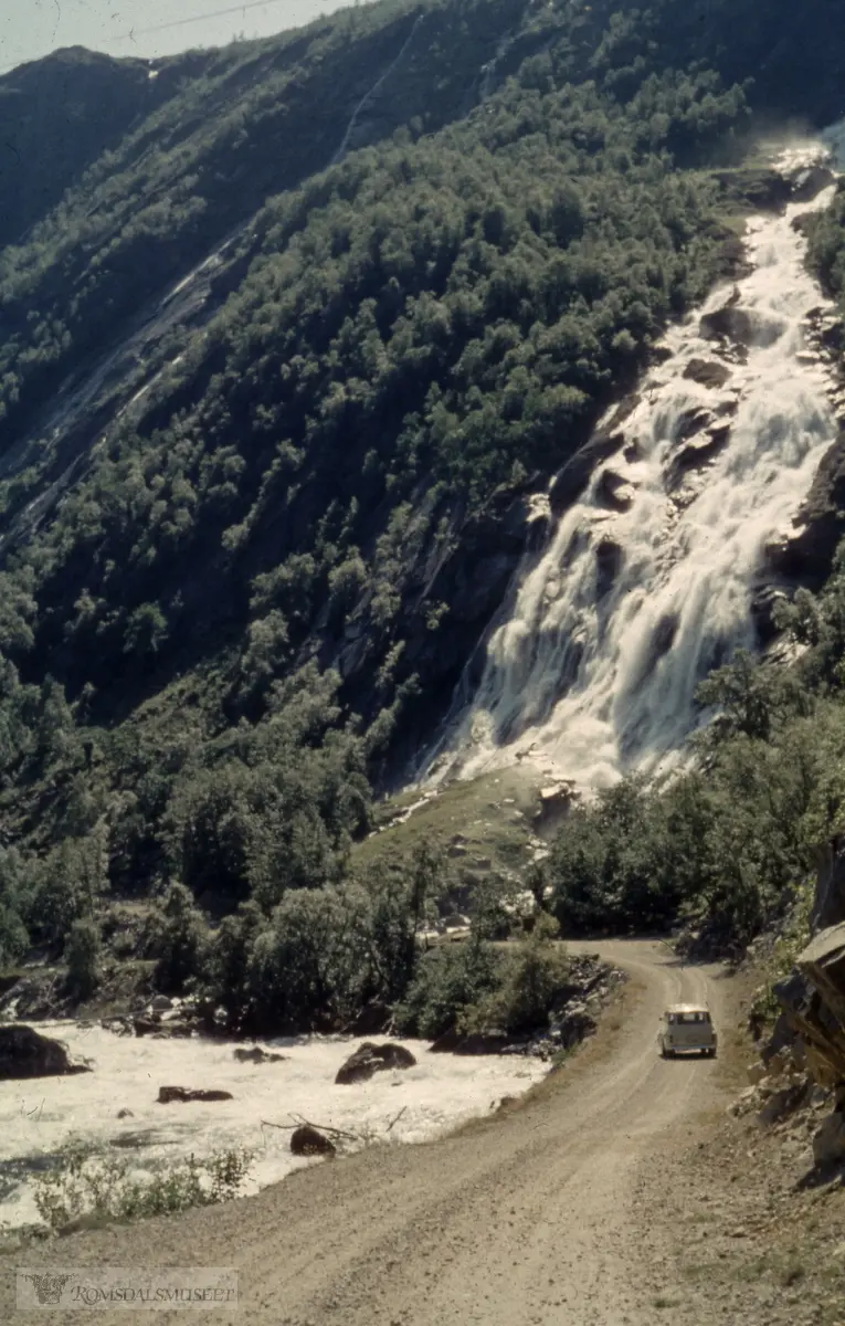 Finnset, Eikesdalen. .Elva Aura t.v. og Breimegå, fossen bak. Vegen opp Finnsetlia vart kjørbar 1962.