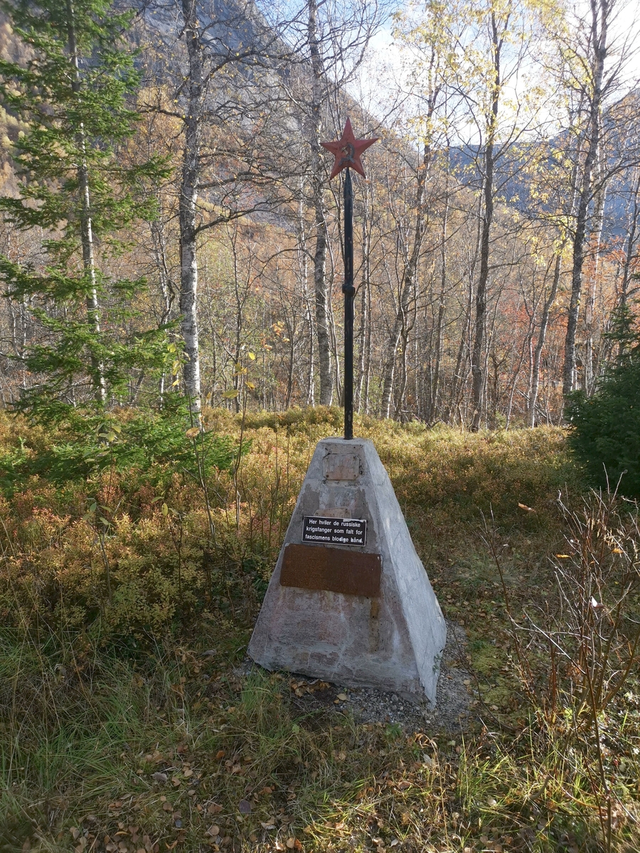 Minnestøtte på den tidligere krigsgravplassen på Mørsry (også kalt Mørsvik), i nærheten av Mørsvikbotn og Mørsvikvatnet i Nordfold (nå Sørfold). Sju sovjetiske krigsfanger ble gravlagt her under 2. verdenskrig. Etter krigen ble gravene flyttet til Vassmo (Tømmerneset) i Hamarøy.