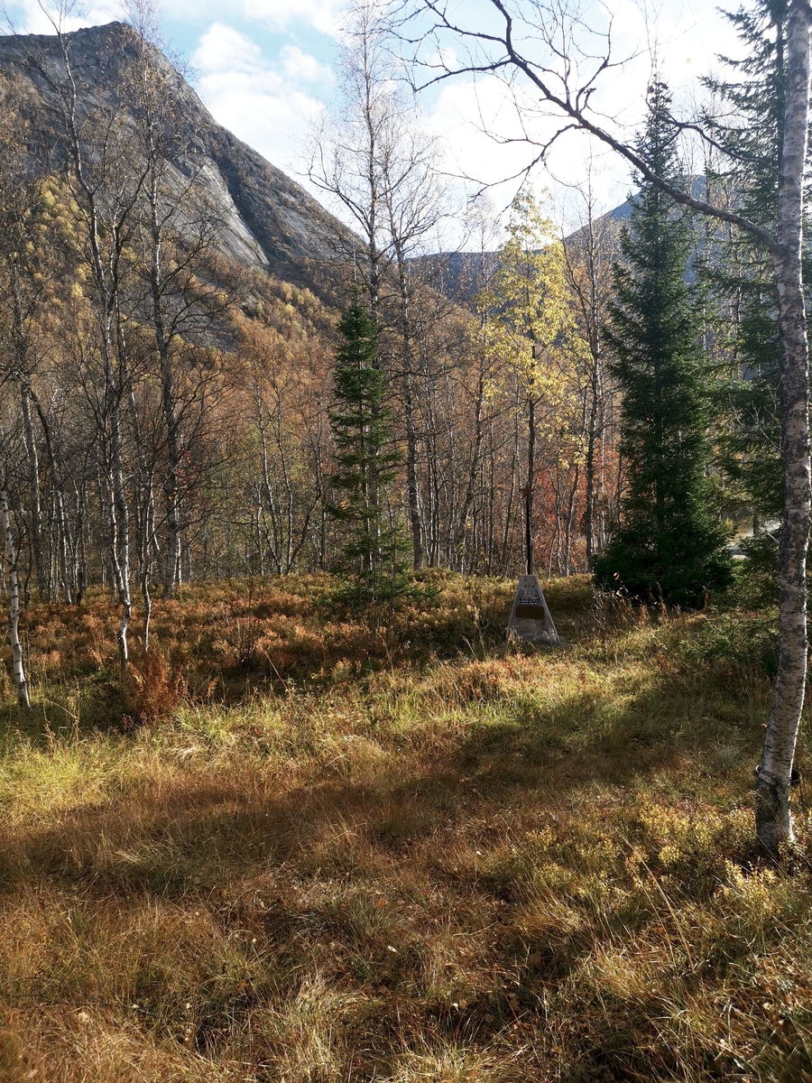 Minnestøtte på den tidligere krigsgravplassen på Mørsry (også kalt Mørsvik), i nærheten av Mørsvikbotn og Mørsvikvatnet i Nordfold (nå Sørfold). Sju sovjetiske krigsfanger ble gravlagt her under 2. verdenskrig. Etter krigen ble gravene flyttet til Vassmo (Tømmerneset) i Hamarøy.