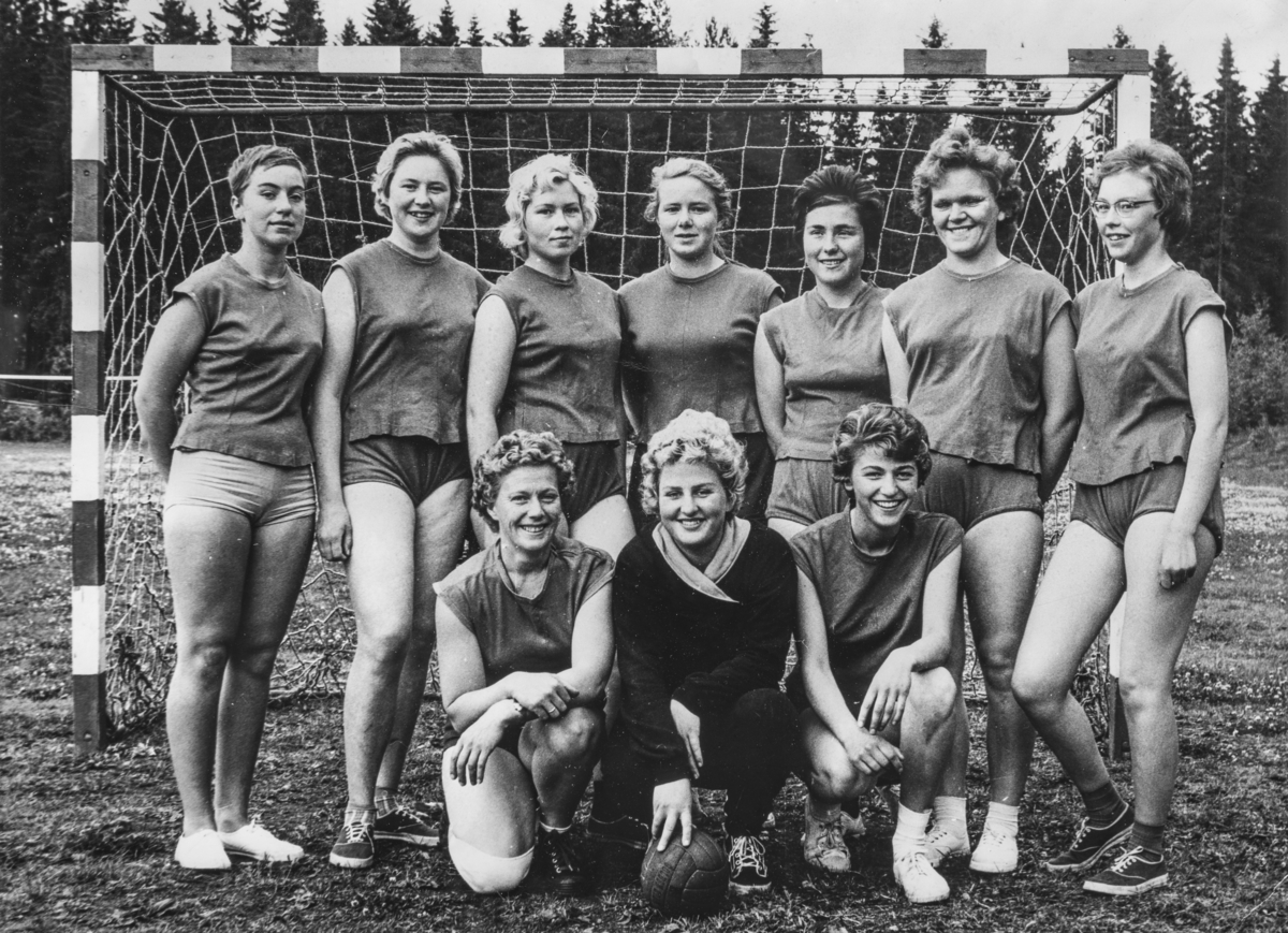 Furnes Håndball. Damelaget til Furnes på starten av 1960-tallet. Gruppe 9 håndballspillere. Bilde er tatt på Gålåsbana, som var lagets hjemmebane.
1. rekke fra venstre: Kirsten Lunde, Bjørg Heggelund og Torild Ropphaugen.
2. rekke fra venstre: Gunhild Røseth, Else Midtbruket, Kari Midtbruket, Lillemor Bruun, Eva Dalsveen, Bjørg Lunde og Liv Rønningen. Laget ble trent av Arne Bakken og Kristian Kristiansen.