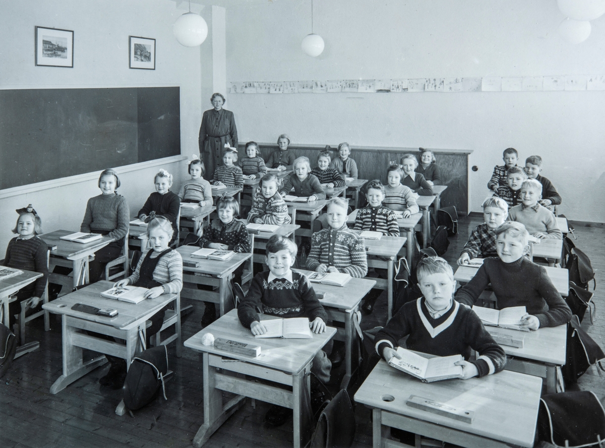 Kylstad skole 1953. Kylstad skole sto ferdig i 1953, da var skolekretsene Gålås og Øksenset blitt slått sammen. Bilde fra klasserommet med elever. Bilde viser elevene ved andre klasse på Kylstad skole i 1953.
Rekke 1 fra venstre: Marit Bjerklund, Bjørg Heggelund, Lars Østli og Borger Larsen. 
Rekke 2 fra venstre: Liv Almerud, Inger Bakke, Harald Toresen og Lars Røseth.
Rekke 3 fra venstre: Oddbjørg Simenstad, Agnethe Bjørnerud, Jan Erik Mathisen og Helge Martinsen. 
Rekke 4 fra venstre: Anne Berit Lunna, Marit Kirkeby, Liv Jevne og Terje Lunde. 
Rekke 5 fra venstre: Marit Storsveen, Else Paulsen, Ingebjørg Helset og Odd Korsgård.
Rekke 6 fra venstre: Karin Øvergård, Kari Midtbruket. Astrid Mauseth og Ole Gjørslie.
Rekke 7 fra venstre: Lærer Birgit Hassel, Anne Helga Arnkvern og Lars Viddal.