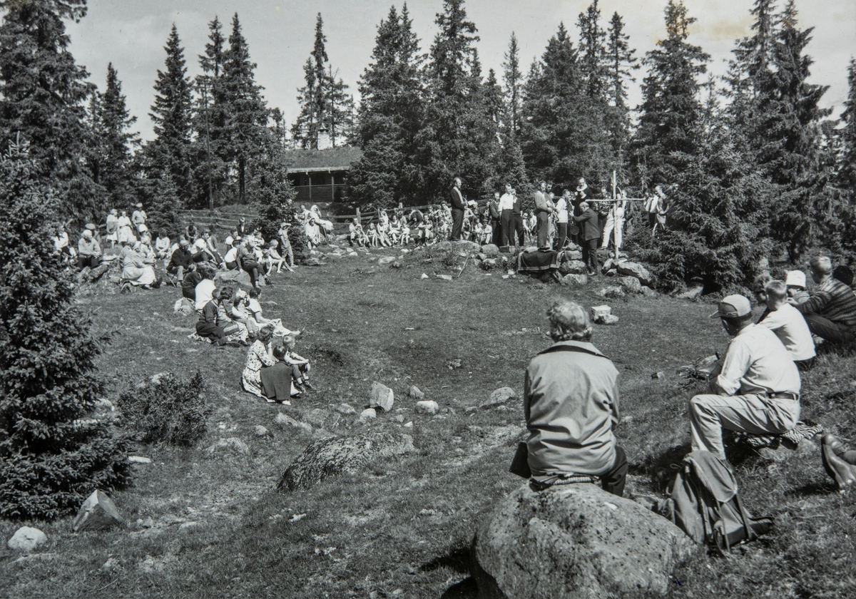 Setermesse på Bjønnåsvangen Olsok 1965.
Furnes menighet har siden 1937 holdt messe / gudstjeneste på Bjønnåsen, som oftest i forbindelse med Olsok. Siden 1942 har Furnes Musikkforening stått for musikk til salmesangen. Reidar Bækkelund, musikkforeningens mageårige dirigent, har arrangert 6 salmer til bruk på den årlige setermessa. 
Oppe på tuftene etter Gudsåsstørhuset står blant annet sogneprest Einar Ø Amlie, lærer Ivar Lillehaug og Furnes Musikkforening. Gudsåsstørhuset ble gitt i gave til Hedmarksmuseet i 1941. Og ble gjenreist på museet i 1962.