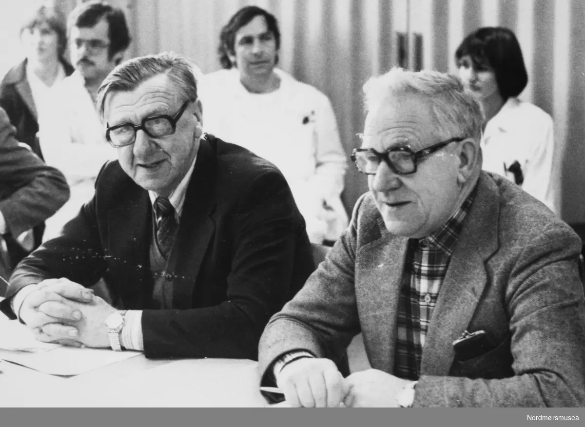 Ole Stokke, tv, ordfører i Kristiansund fra 1977 til 1979. Bildet er fra avisa Tidens Krav sitt arkiv i tidsrommet 1970-1994. Nå i Nordmøre museums fotosamling.