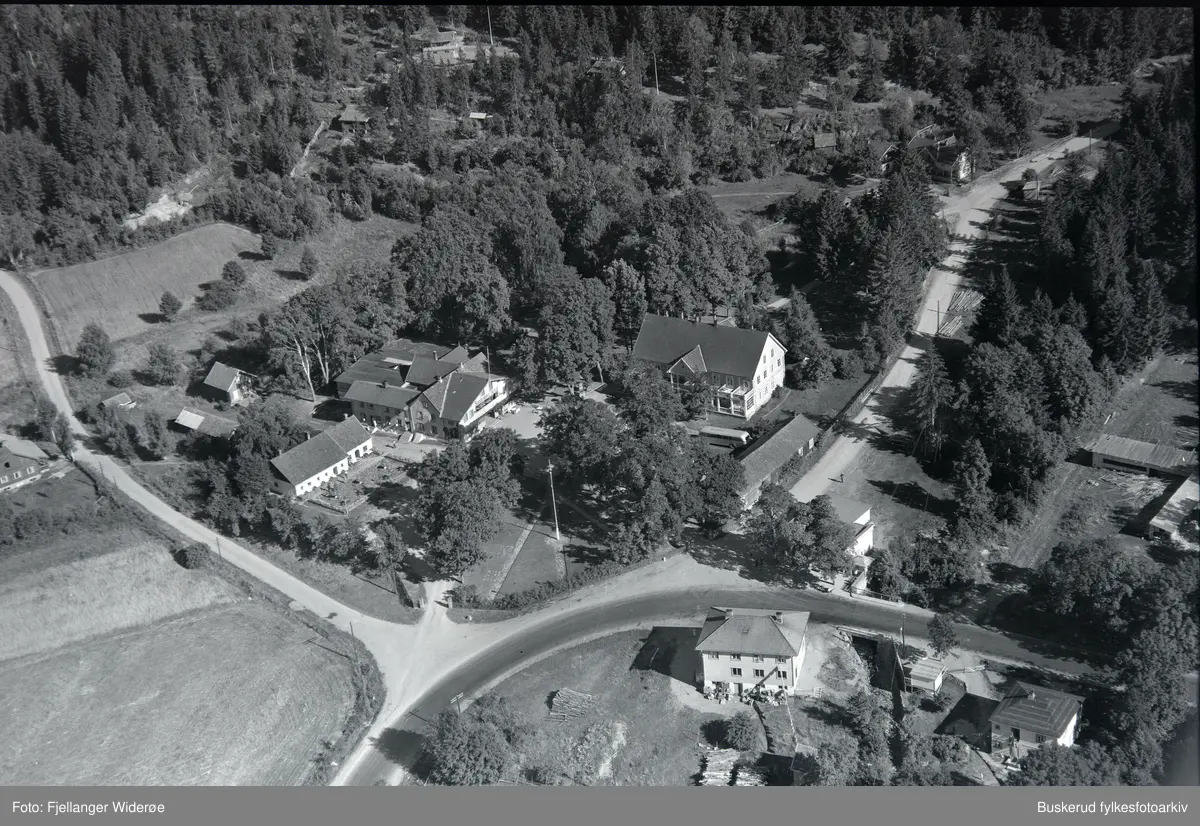 Sundvolden hotel.Hotellet har historie tilbake til 1648, da det nevnes som gjestgiveri med skjenkerett for brennevin. Da den bergenske kongevei ble åpnet gjennom Krokskogen fra Lommedalen til Sundvollen i oktober 1805, ble den også brukt som turistrute. 