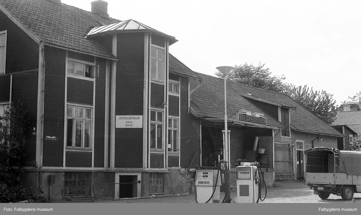 Byggnadsinventering 1972. Påfågeln 19 från NO. "Rantens Saft- och vattenfabrik", sedan Bilspedition.