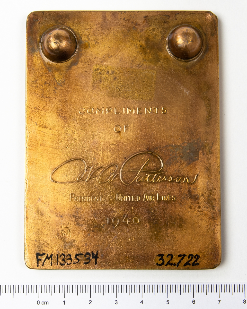 Minnesplakett 
Åtsida: Relief av ett flygplan på färd mot solen omgiven av moln samt texten: "For i dipt into the future, far as human eye could see, saw the vision of the world, and all the wonder that would be, saw the heavens fill with commerce, argosies of magic sails, pilots of the purple twilight, dropping down with costly bales. Tennyson 1842. På andra sidan av plaketten står det "Compliments of WA Petterson, president United Air lines 1940".