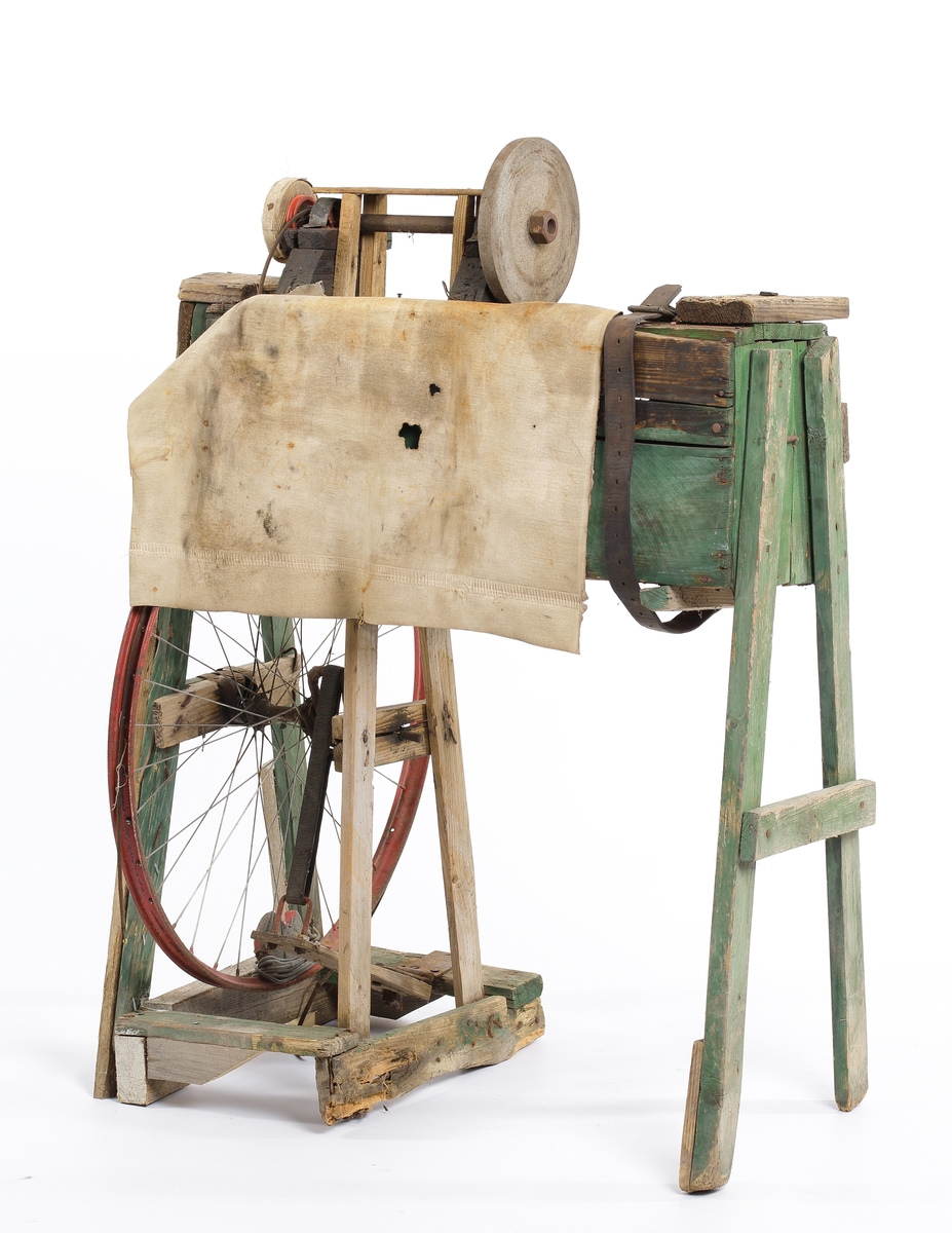 Slipmaskinen är avsedd att fraktas hängande på cykelns pakethållare, fastsurrad med en kraftig läderrem.
Slipstenen på den här typen av slipaggregat var oftast en finkornig smärgelskiva avsedd för torrslipning av enklare skärverktyg. 
Slipstenen är monterad på en lagrad axel och får sin drivning på samma sätt som en trampsymaskin. En trampa med vevparti driver ett större svänghjul som överför kraften till en mindre remskiva via ett lädersnöre.