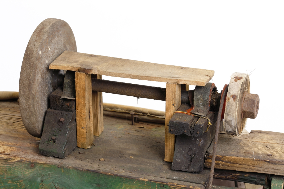 Slipmaskinen är avsedd att fraktas hängande på cykelns pakethållare, fastsurrad med en kraftig läderrem.
Slipstenen på den här typen av slipaggregat var oftast en finkornig smärgelskiva avsedd för torrslipning av enklare skärverktyg. 
Slipstenen är monterad på en lagrad axel och får sin drivning på samma sätt som en trampsymaskin. En trampa med vevparti driver ett större svänghjul som överför kraften till en mindre remskiva via ett lädersnöre.