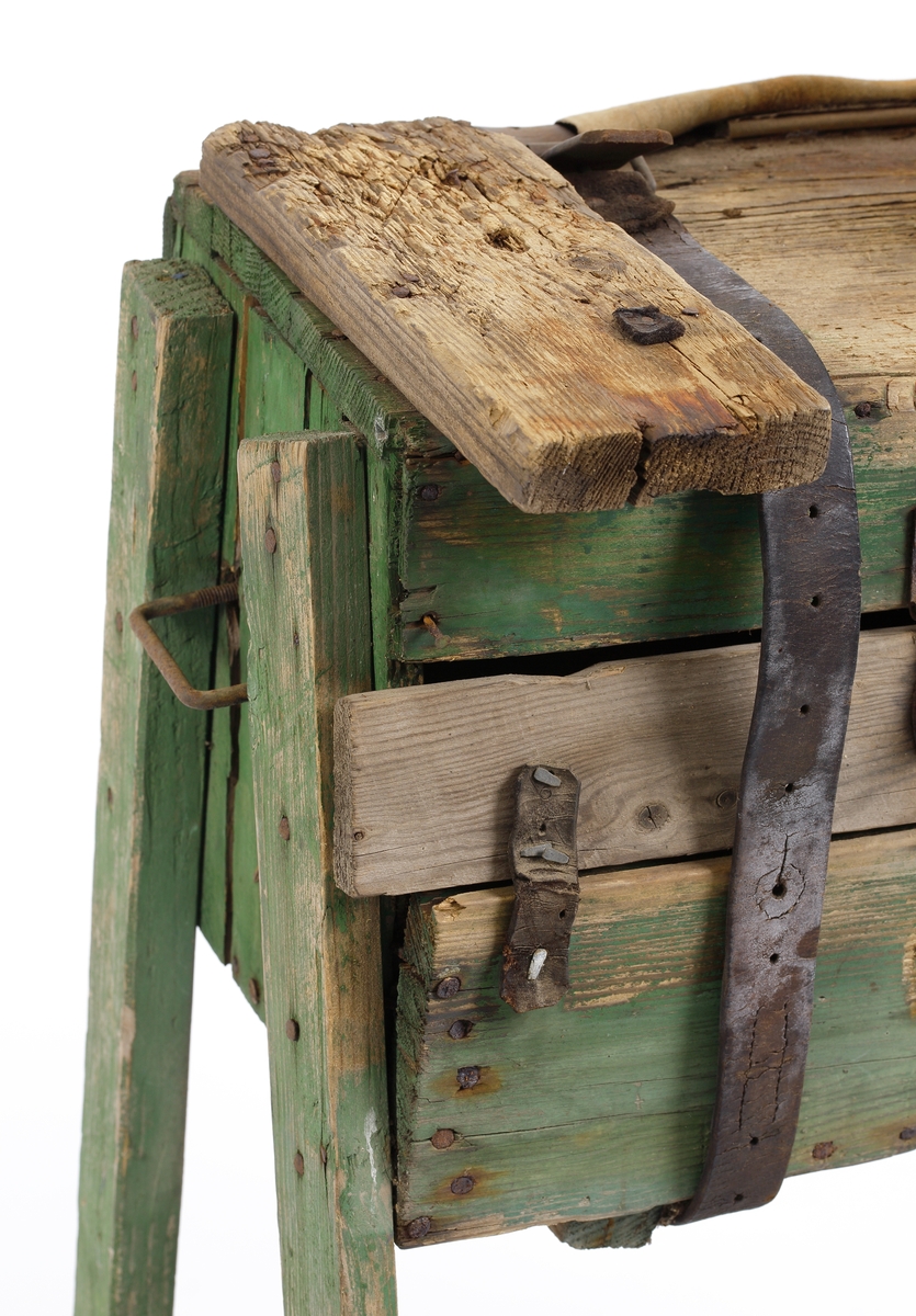 Slipmaskinen är avsedd att fraktas hängande på cykelns pakethållare, fastsurrad med en kraftig läderrem.
Slipstenen på den här typen av slipaggregat var oftast en finkornig smärgelskiva avsedd för torrslipning av enklare skärverktyg. 
Slipstenen är monterad på en lagrad axel och får sin drivning på samma sätt som en trampsymaskin. En trampa med vevparti driver ett större svänghjul som överför kraften till en mindre remskiva via ett lädersnöre.