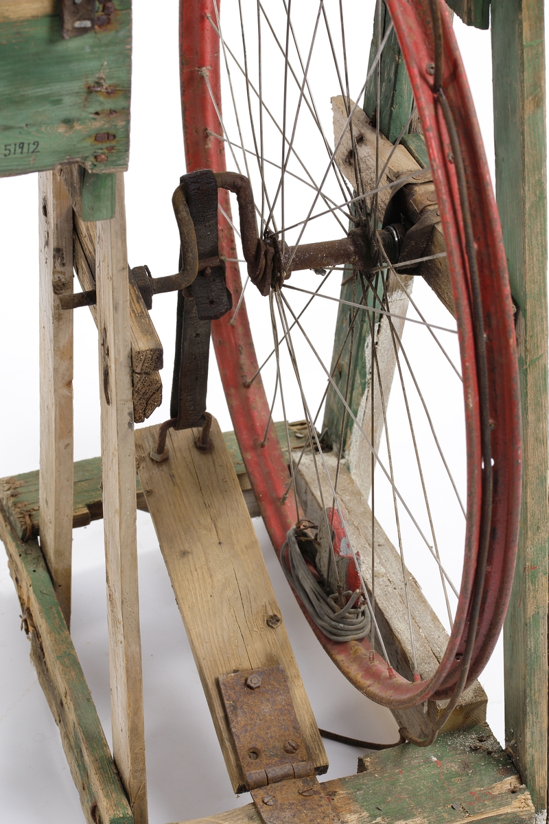 Slipmaskinen är avsedd att fraktas hängande på cykelns pakethållare, fastsurrad med en kraftig läderrem.
Slipstenen på den här typen av slipaggregat var oftast en finkornig smärgelskiva avsedd för torrslipning av enklare skärverktyg. 
Slipstenen är monterad på en lagrad axel och får sin drivning på samma sätt som en trampsymaskin. En trampa med vevparti driver ett större svänghjul som överför kraften till en mindre remskiva via ett lädersnöre.