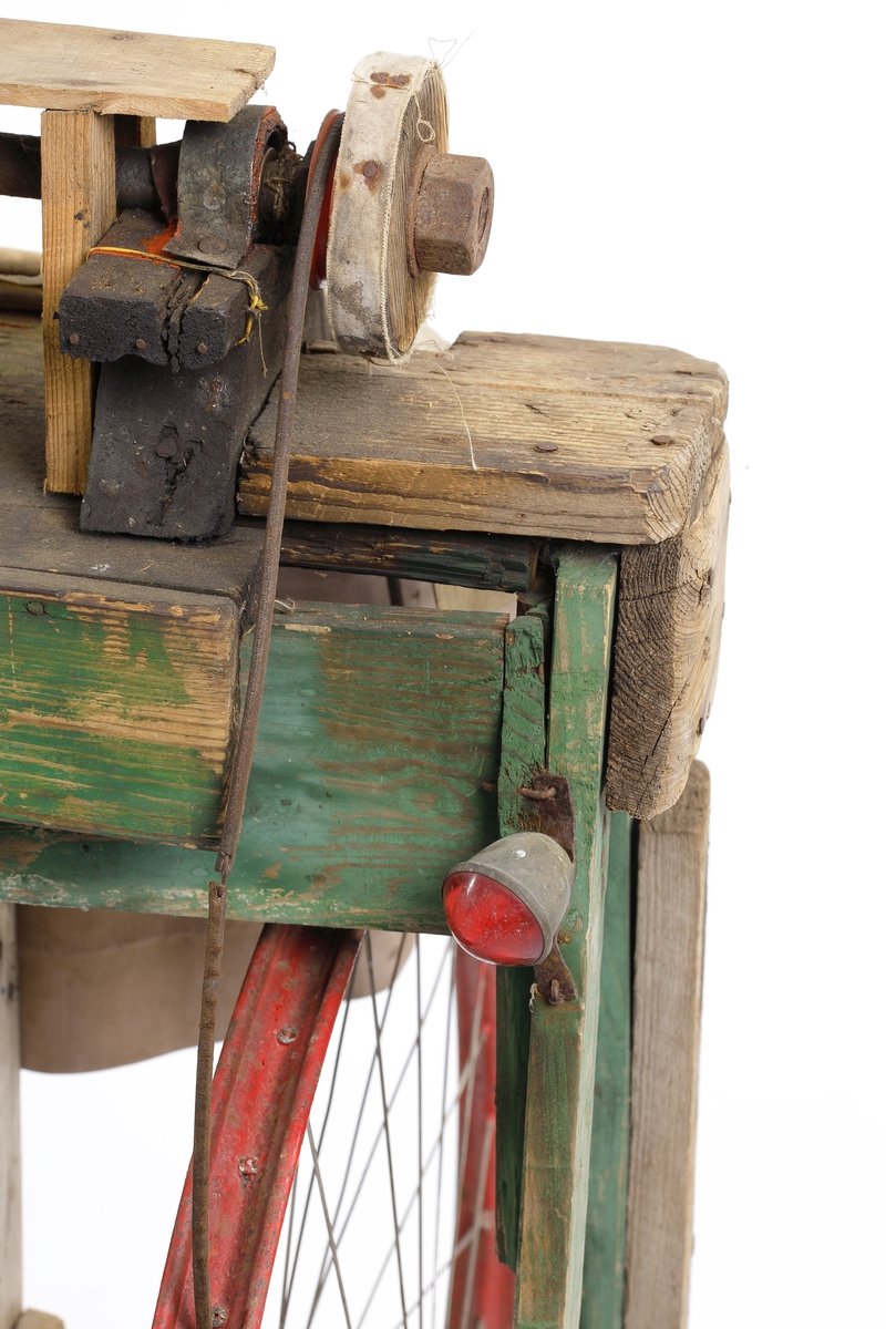 Slipmaskinen är avsedd att fraktas hängande på cykelns pakethållare, fastsurrad med en kraftig läderrem.
Slipstenen på den här typen av slipaggregat var oftast en finkornig smärgelskiva avsedd för torrslipning av enklare skärverktyg. 
Slipstenen är monterad på en lagrad axel och får sin drivning på samma sätt som en trampsymaskin. En trampa med vevparti driver ett större svänghjul som överför kraften till en mindre remskiva via ett lädersnöre.