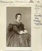 Porträtt av fru Wilhelmina Nordvall. Född i Linköping 1825 som dotter till sämskmakare Otto Henric Nordvall och makan Anna Charlotta Sjöholm. Från 1844 gift med bryggaren Anton Edvard Wavrinsky och mor till den inom freds- och nykteriströrelserna så inflytelserika Edvard Wavrinsky.