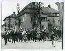 Västerås.
Högre Allmänna Läroverkets blåsorkester marscherar genom staden med nybakade studenter, 30/4 1964.