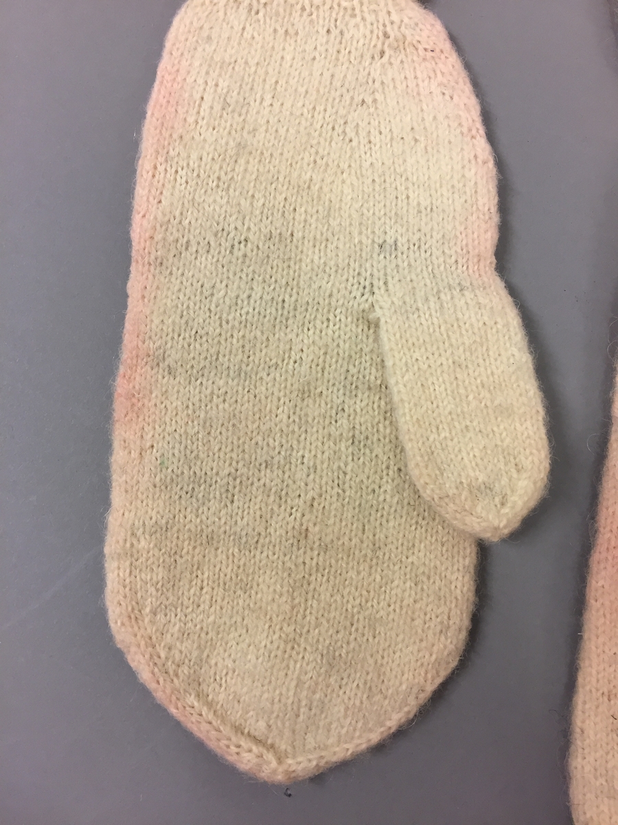 Heimestrikka vottar i glattstrikk med rosesaum. Vottane har mønsterstrikk på velet. Ikkje tommelkile. Strikka av heimespunne garn. Plattsaum i sterke fargar,saumen har farga noko av.