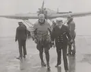 Arvid Flory, chef för F 2 Hägernäs, i flygarklädsel framför flygplan S 5, 1932. Flygare och högre militärer runtomkring.


Text vid foto: 