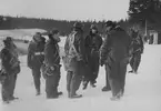 Åtta militära flygare samlade vid flygplan, vintertid, 1930-tal.

Text vid foto: 