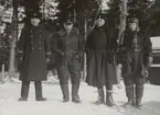 Gruppbild av fyra militära flygare, vintertid, 1930-tal.

Andra från vänster; Gösta von Porat, tredje från vänster, Arvid Flory

Text vid foto: 