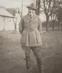 Porträttfoto av militären Nils Kindberg framför byggnad på Malmen, 1924.

Text vid foto: 