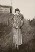 Porträttfoto av Anna Linderstam vid militär anläggning, 1924.

Text vid foto: 