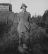 Porträttfoto av militären Nils Kindberg med hund framför framför militär anläggning, 1924.

Text vid foto: 