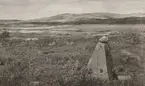 Gränsmärket Stenen i Grönan dal vid Skurdalsporten, cirka 1925. Fjäll i bakgrunden.

Text vid foto: 