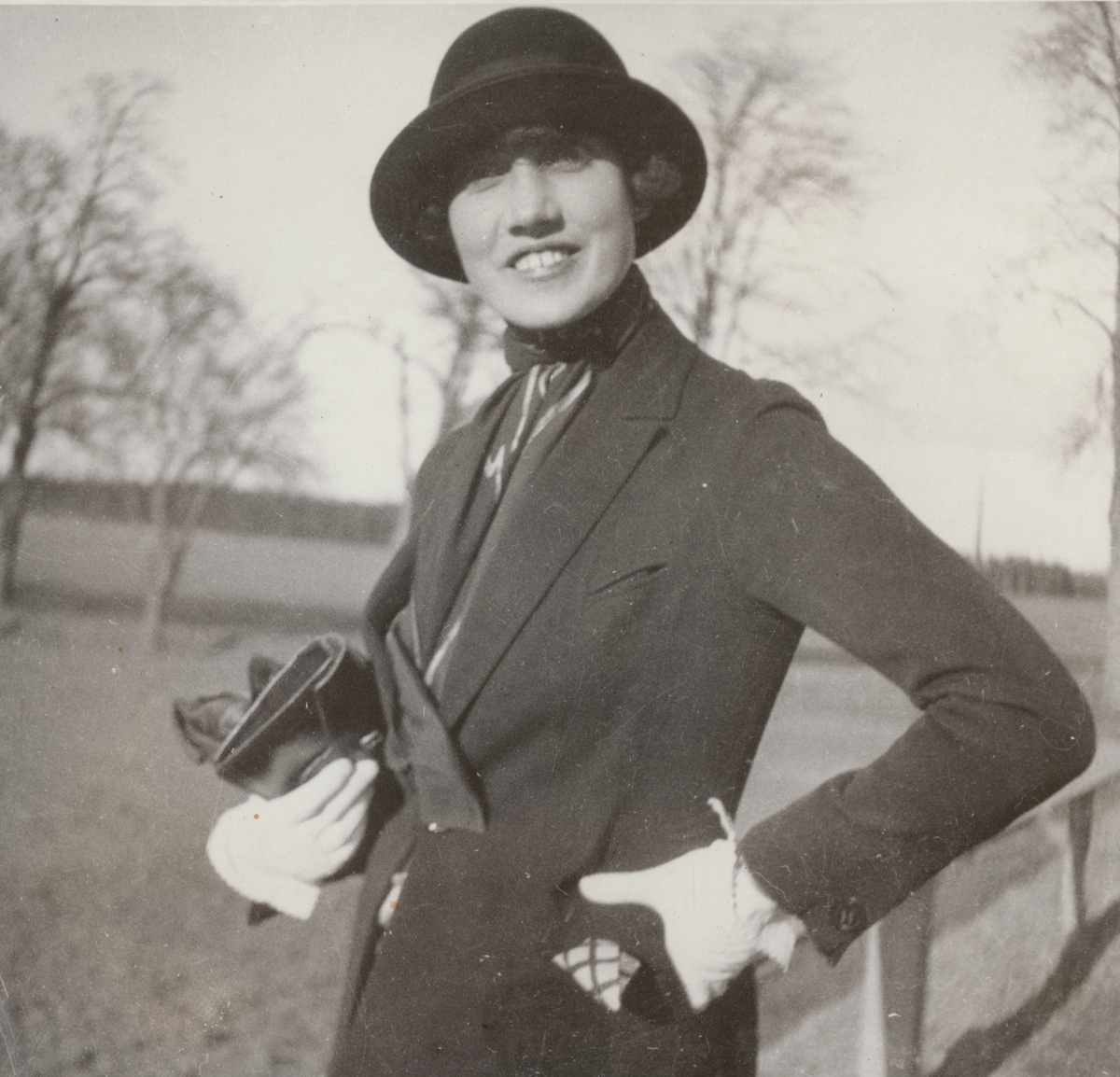 Porträttfoto av Anna Linderstam i hatt och rock, 1925.

Text vid foto: "Vårpromenad Linköping-Malmen 1925. Annika"