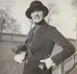 Porträttfoto av Anna Linderstam i hatt och rock, 1925.

Text vid foto: 