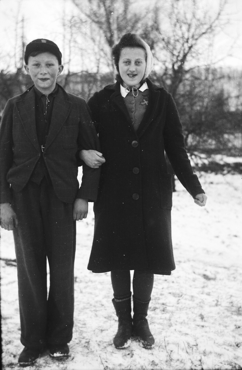 Syskonen Fritjof Joel Thulin och Gunborg Hildegard Viola Thulin på Dämmarehult står arm i arm ute i snön. (Se även bilderna EA0201, EA0202)