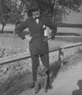 Porträttfoto av militären Nils Kindberg och en hund i Malmslätt, 1925.

Text vid foto: 