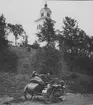 Anna Linderstam och en hund på en motorcykel med sidovagn framför Hammars kyrka, 1925.

Text vid foto: 