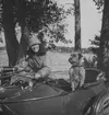 Anna Linderstam och en hund på en motorcykel med sidovagn vid en sjö, 1925.

Text vid foto: 