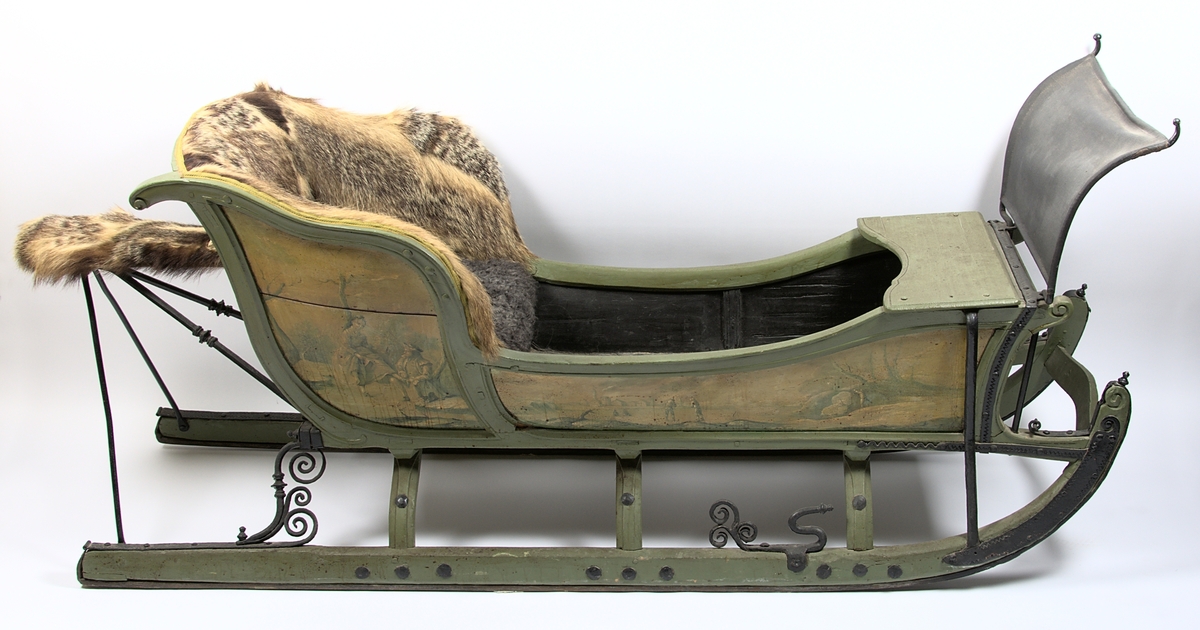 Släde, enspännare av furuträ. Grönmålad. Med järnbeslag. Kuskbockssadel ("hundsfott") samt plats för en passagerare. I sätet en infälld lucka, förvaringsutrymme. Kuskbocksbrädan samt sätets sid- och ryggstycken stoppade med hö, foder juteväv, klädda med grävlingskinn. Framtill stänkskydd för passageraren av svart impregnerad duk

Rikt dekorerad med målningar i Rokokostil.