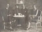 Grupporträtt. Fyra personer i en sittgrupp, inomhus, 1925. Från vänster militären Birger Schyberg, Anna Linderstam, militären Nils Kindberg samt okänd kvinna.

Text i album: 