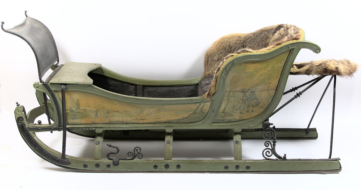 Släde, enspännare av furuträ. Grönmålad. Med järnbeslag. Kuskbockssadel ("hundsfott") samt plats för en passagerare. I sätet en infälld lucka, förvaringsutrymme. Kuskbocksbrädan samt sätets sid- och ryggstycken stoppade med hö, foder juteväv, klädda med grävlingskinn. Framtill stänkskydd för passageraren av svart impregnerad duk

Rikt dekorerad med målningar i Rokokostil.