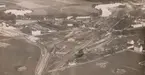 Flygfotografi av järnvägsräls i Linköping, 1914.

Taget av Flygkompaniet på Malmen från flygplan Farman från 250 meters höjd.

Text i album: 