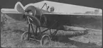 Flygplan Morane-Saulnier MS 3L med flygförare står på ett flygfält, 1915.