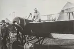 Flygföraren Nils Kindberg står i flygplan Morane-Saulnier MS 3L på flygfältet på Malmen, 1915.