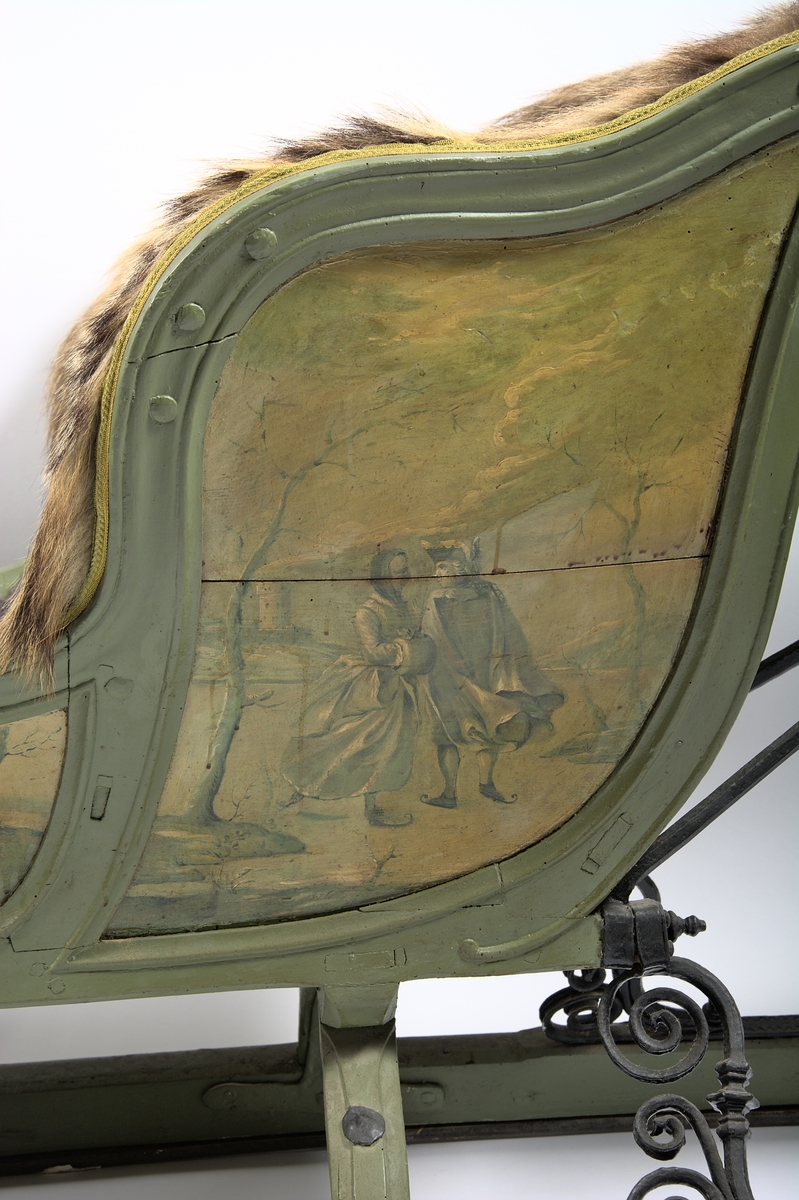 Släde, enspännare av furuträ. Grönmålad. Med järnbeslag. Kuskbockssadel ("hundsfott") samt plats för en passagerare. I sätet en infälld lucka, förvaringsutrymme. Kuskbocksbrädan samt sätets sid- och ryggstycken stoppade med hö, foder juteväv, klädda med grävlingskinn. Framtill stänkskydd för passageraren av svart impregnerad duk

Rikt dekorerad med målningar i Rokokostil.