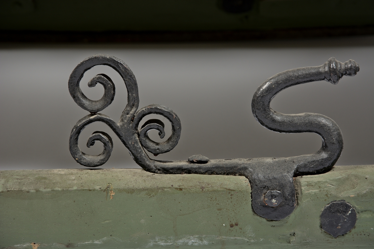 Släde, enspännare av furuträ. Grönmålad. Med järnbeslag. Kuskbockssadel ("hundsfott") samt plats för en passagerare. I sätet en infälld lucka, förvaringsutrymme. Kuskbocksbrädan samt sätets sid- och ryggstycken stoppade med hö, foder juteväv, klädda med grävlingskinn. Framtill stänkskydd för passageraren av svart impregnerad duk

Rikt dekorerad med målningar i Rokokostil.