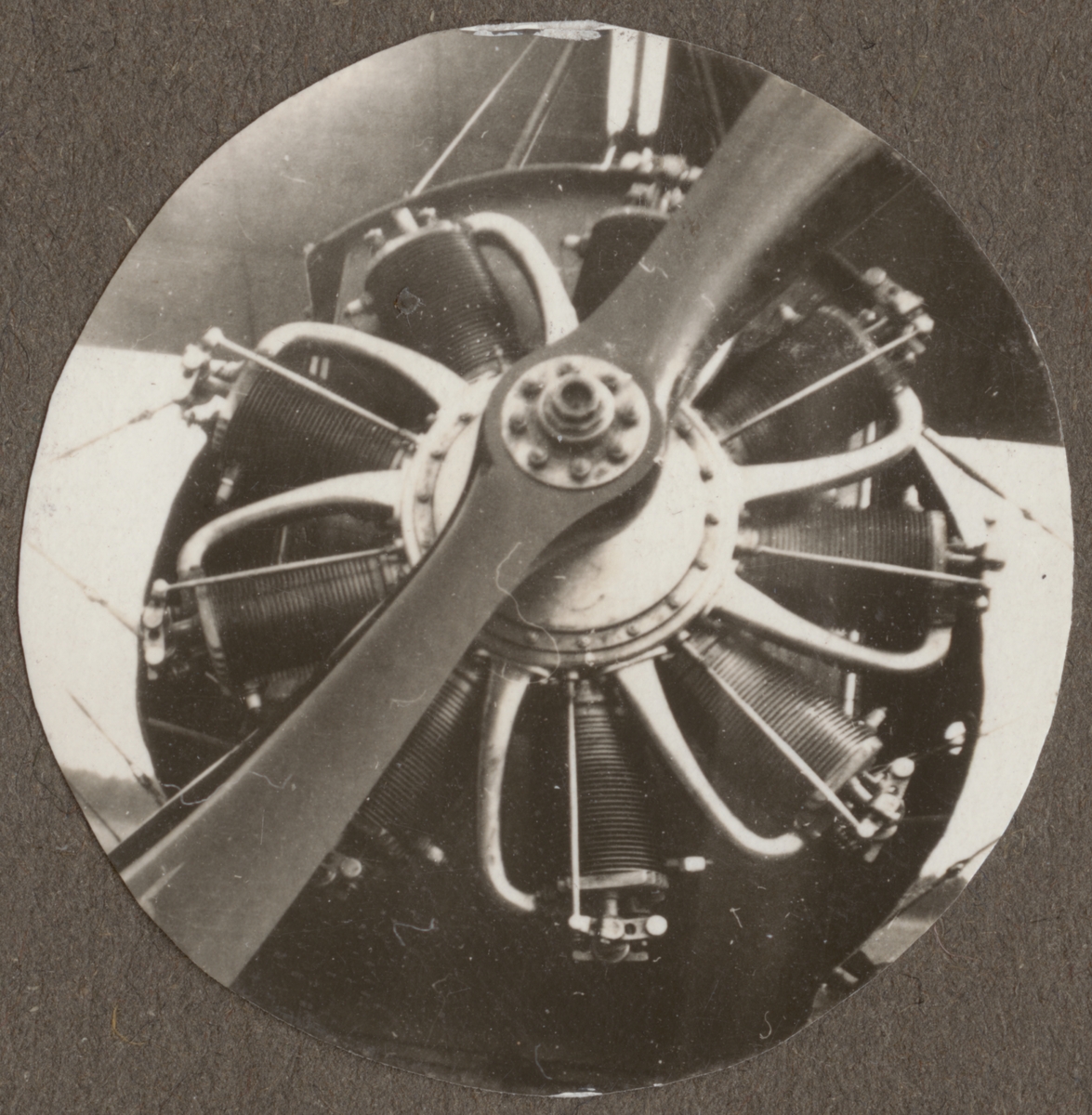 Närbild av motor Thulin A, 1918.

Text i album: "90 HK. 9 CYL. Thulin-motor. 1918."