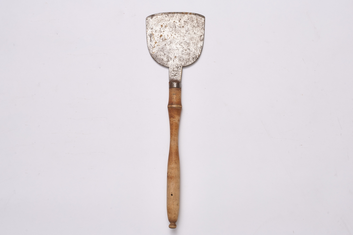 Halvrundt blad med slipt egg. Stålblad og dreid håndtak av bjørk med knott på toppen. Solid skjeftet. Brukt på gårdsbruk ved slakting.