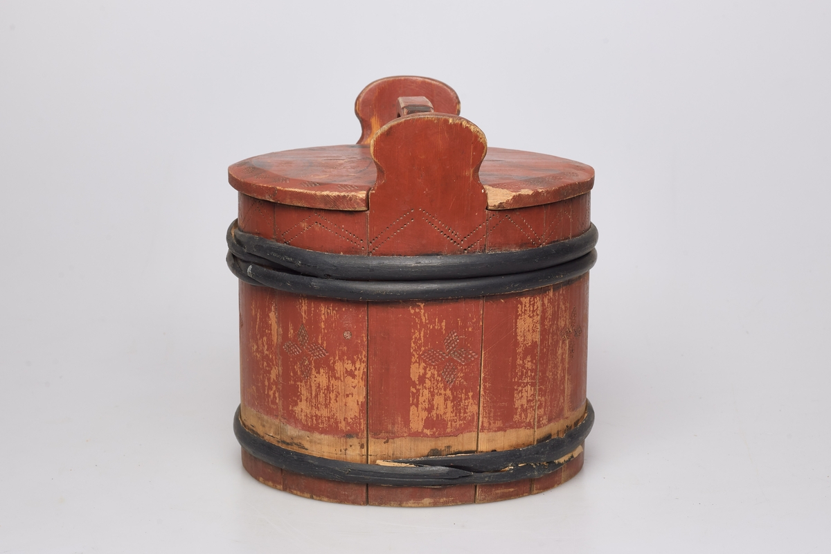 Lagging med tre gjorder, men én mangler. Lokk og ører, uten bein. Formen er rund, lokket er utenpåliggende og har håndtak. Påmalt rød farge, og dekorert med roser og streker. Brukt til oppbevaring av ost.