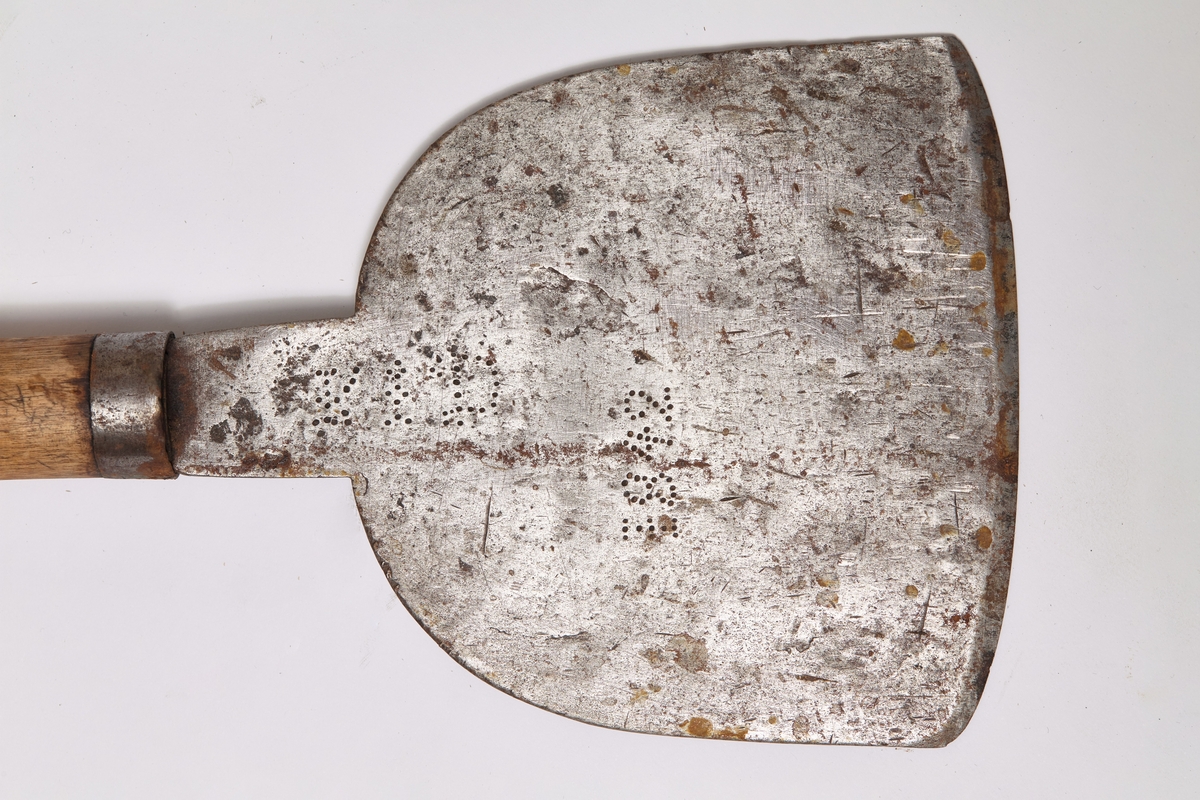 Halvrundt blad med slipt egg. Stålblad og dreid håndtak av bjørk med knott på toppen. Solid skjeftet. Brukt på gårdsbruk ved slakting.