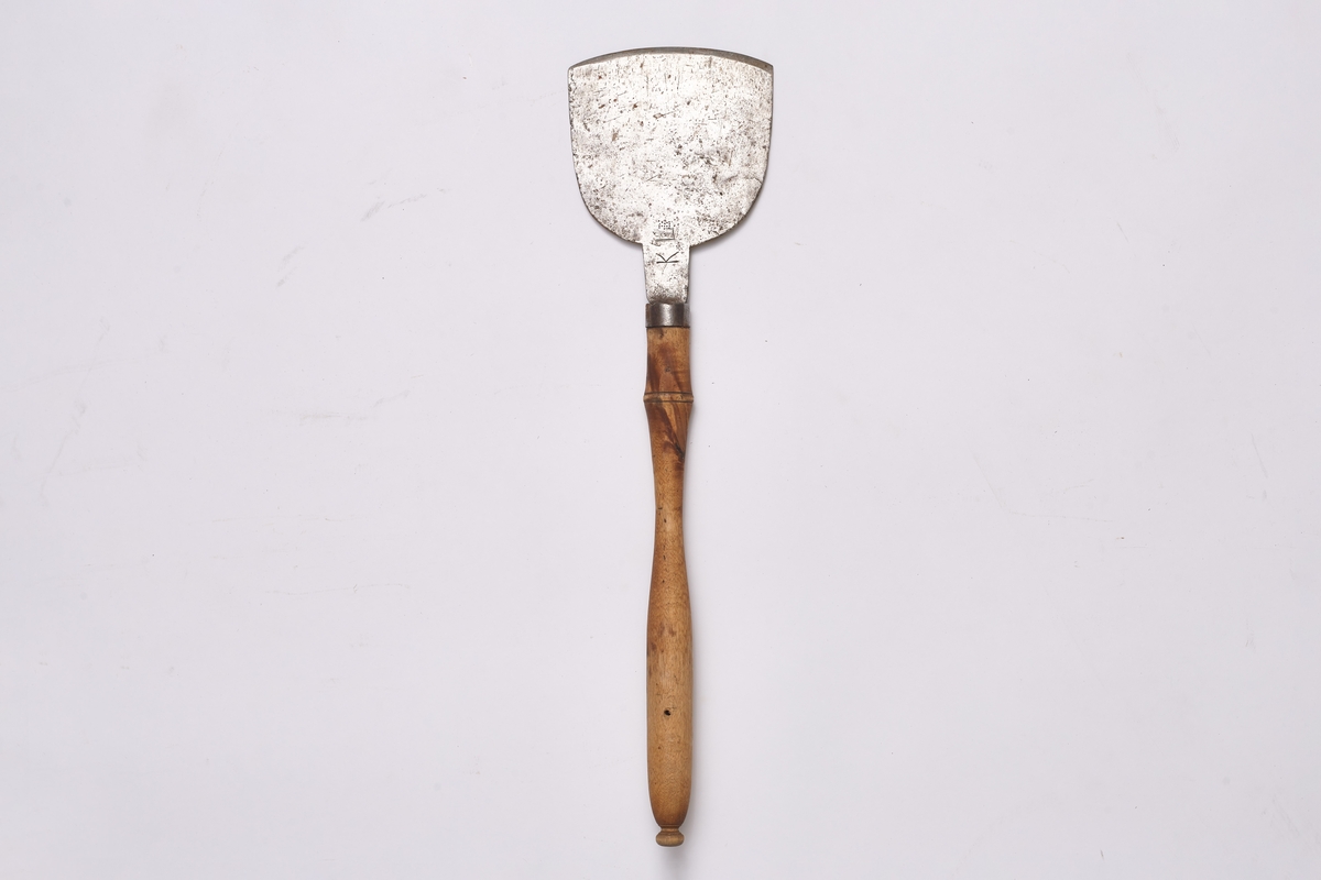 Halvrundt blad med slipt egg. Stålblad og dreid håndtak av bjørk med knott på toppen. Solid skjeftet. Brukt på gårdsbruk ved slakting.