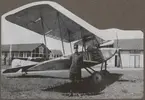 Löjtnant Emil Björnberg står framför flygplan SW 12 (Albatros) nr 18 på ett fält i Skillingaryd, 1916.